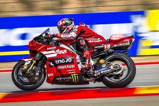 Francesco Bagnaia nedokáže vysvětlit, proč se mu s Ducati jezdí tak těžko