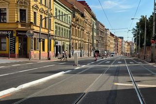Velká rekonstrukce Plzeňské končí. Po dvou stavebních sezonách projedou řidiči bez omezení