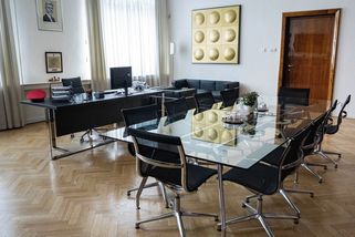 Dlaždice z metra a skleněné stoly. Jak vypadá kancelář pražského primátora - Seznam Zprávy