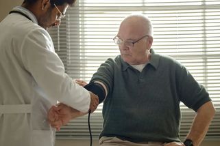 Za preventivní prohlídky dostanou lidé tisíce korun na účet: Nové bonusy se mají týkat i seniorů