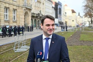 Opozice: Macinkova účast v debatě o EU byla ostuda a trapas | ČeskéNoviny.cz