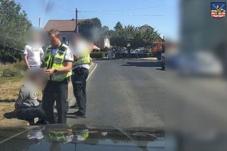 Zdrogovaného motorkáře v zákazu řízení zastavil ve Varech až policejní zátaras | Novinky.cz: Krimi