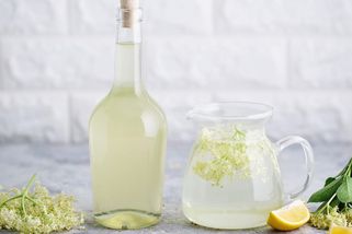 Voňavý sirup z černého bezu krok za krokem: Jde to i bez chemie! - Proženy.cz