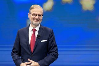 Expremiér Fiala na venkově řádil v traktoru