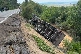 Havárie kamionu uzavřela silnici I/17. Vyprošťování trvalo několik hodin | hasici.cz