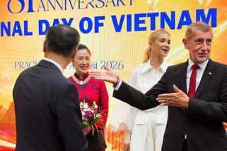 Překvapivá tvář po boku Babiše. I Vietnamci v zákulisí se divili, koho měl s sebou