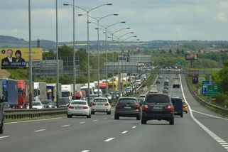 Lidé budou platit zvýšený poplatek za řízení ve vybraných částech ČR