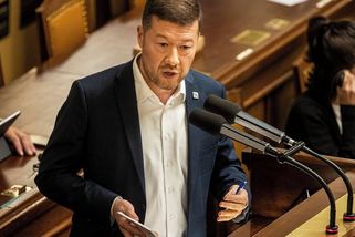 Okamura tvrdí, že používá ojeté BMW po Pekarové. Fotky ho ale usvědčily ze lži - Médium.cz