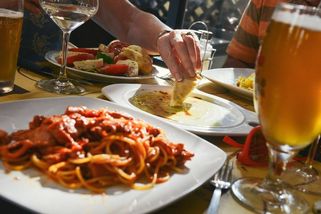 Češi změnili zvyky v restauracích. Desítka už nevoní, ukazují čísla z kasírtašek - Seznam Zprávy