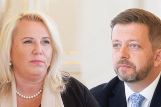 Dostálová k vládě: Jezdíte si po Afrikách a nešetříte. Říkáte, co se vám hodí, zuřil Rakušan