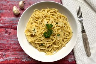 Tři suroviny, 20 minut, a přesto je většina lidí připravuje špatně. Aglio olio klamou jednoduchostí, která svádí k chybám
