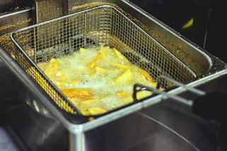 Češi smaží, ale nevětrají. Pak se diví, proč jim smrdí celý byt. Řešení je přitom snadné jako facka