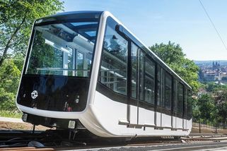 Nové vozy petřínské lanovky poprvé na trati bez zakrytí - Seznam Zprávy