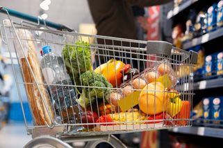 Nakupovala jsem s dcerou a důchod mi nevyšel na nákup. Místo, aby ho doplatila, řekla, že mám šetřit - Médium.cz
