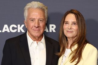Nezastavitelný Dustin Hoffman. V 88 letech natočil thriller a na premiéře zářil se ženou svého života
