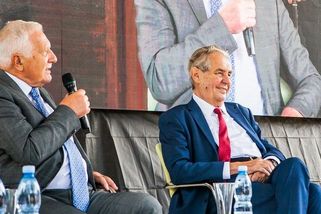 Jan Urban: Zeman a Klaus, šílená dvojčata polistopadové politiky. A hradní dárek na rozloučenou — HlídacíPes.org