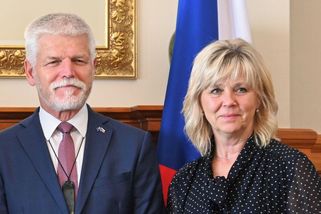Ať Eva Pavlová klidně bere 100 tisíc měsíčně. A Klaus se Zemanem taky - Médium.cz