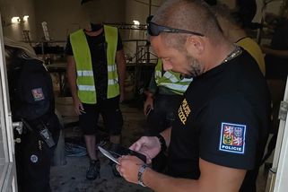 Při kontrolách staveb objevili policisté nelegálně zaměstnané cizince. Čeká je vyhoštění - Novinky