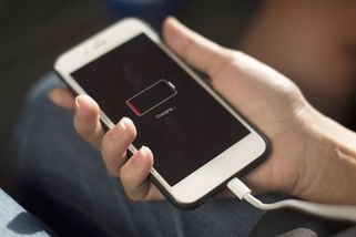 USB port v autě už nezvládá nabíjení telefonu? Stačí malá změna a problém je vyřešen