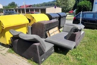 Sedačky, matrace i toalety u popelnic. Vsetín řeší černé skládky, hrozí pokuta až 50 tisíc