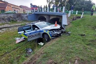 Policista v autě pronásledoval neukázněného řidiče, skončil v potoce - Novinky