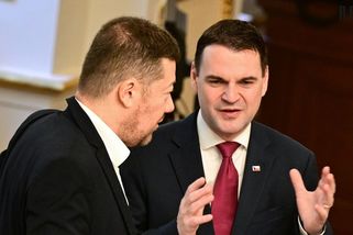 Babišův dluhový dýchánek a užiteční idioti v akci. Motoristé a SPD poslušně odmávali obří sekeru