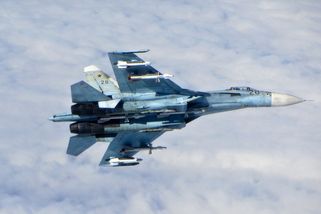Pro Rusy konečná, potvrzuje video. Ukrajinské Su-27 zbořily budovu na vojáky, kteří se schovali ve sklepech