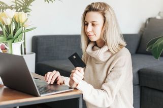 Výhodná koupě se může prodražit. Některé e-shopy si účtují nečekané příplatky - Novinky