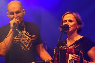 Na Kovárně, to je nářez. Tři sestry udělaly z politického sarkasmu hymnu branické pivní kultury - Médium.cz