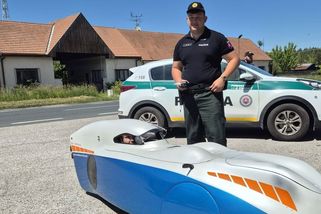 Slovenští dopravní policisté obdivovali výkon velomobilu z Ostravy