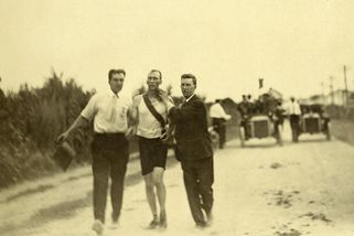 Kradli, rvali se a zvraceli, opilý vítěz lezl po čtyřech. Maraton z roku 1904 dodnes baví celý svět - Médium.cz