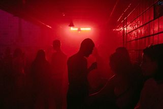 Swingers klub zevnitř: Co čekat, když tam jdete byť jen na drink