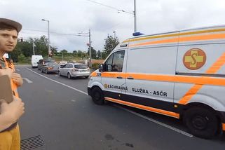 Aktivisté blokující silnici v Praze se chválili, že uhnuli sanitce. Prodírala se přitom kolonou, kterou sami zavinili - Novinky