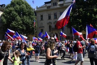 V Praze v pátek protestovalo přes 1000 lidí. Demonstranti požadovali demisi Fialova kabinetu