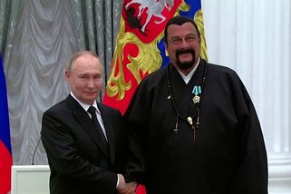 Steven Seagal dostal od Putina řád. Projev přečetl z mobilu - Novinky