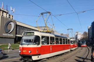 prahain.cz/doprava/tramvajovy-chaos-na-zizkove-cestujici-musi-kvuli-vylukam-prestupovat-28536.html?utm_source=www.seznam.cz&utm_medium=seznam_distribuce&utm_campaign=lide