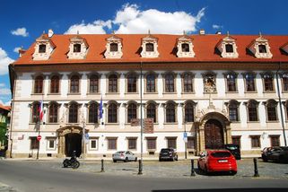 Ústava jako cár papíru: Sněmovna se pokusila omezit prezidenta běžným zákonem, v Senátu tvrdě narazila