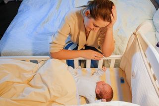 Večerní neklid miminek: proč přichází a jak ho zvládnout bez stresu