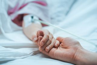 Rodiče měli dítě krmit jen ovocem. Tříletá holčička v nemocnici bojuje o život