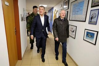 Miliardy na obranu musí počkat: Babiš nečekaně stopl projednávání obří půjčky