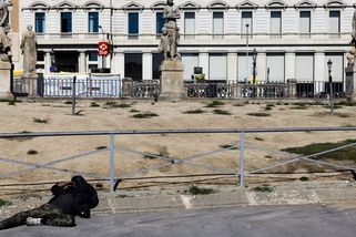 Fotky z vyprahlé Barcelony: Z parku je pustina, i holubi pijí z PET lahví - Seznam Zprávy
