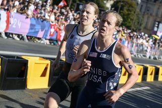 Neberte mě zezadu, žadonila triatlonistka v nadmíru choulostivé situaci při finiši k lákavé prémii - Sport.cz