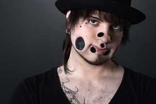 Jak vypadá Joel Miggler, který má obličej plný tunelů? Největší z nich si musel zašít kvůli práci - Expres FM