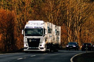 Existuje pravidlo předjíždění, o kterém většina řidičů nemá tušení. Kdo ho ignoruje, zaplatí mastnou pokutu
