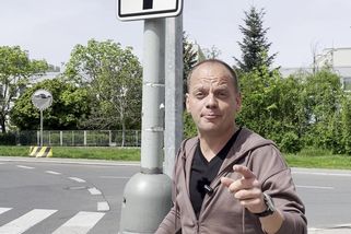 Blikejte když jedete po hlavní silnici! | Učíme vás řídit