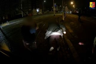 Řidič pražské tramvaje praštil cestujícího kovovou tyčí, policie hledá svědky - Novinky