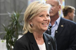 Eva Pavlová zabodovala temně modrou róbou i doplňky