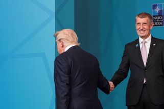Opravdu byl Babiš jediný, komu Trump podal ruku? Záběry ukazují trochu jiný příběh