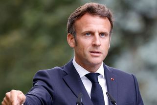 Prý toxická maskulinita. Macron ve Francii čelí kritice za to, že vypil pivo na ex - Novinky