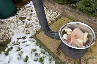 Lednová síla: Vařili jsme domácí kotlíkový vývar z kolen